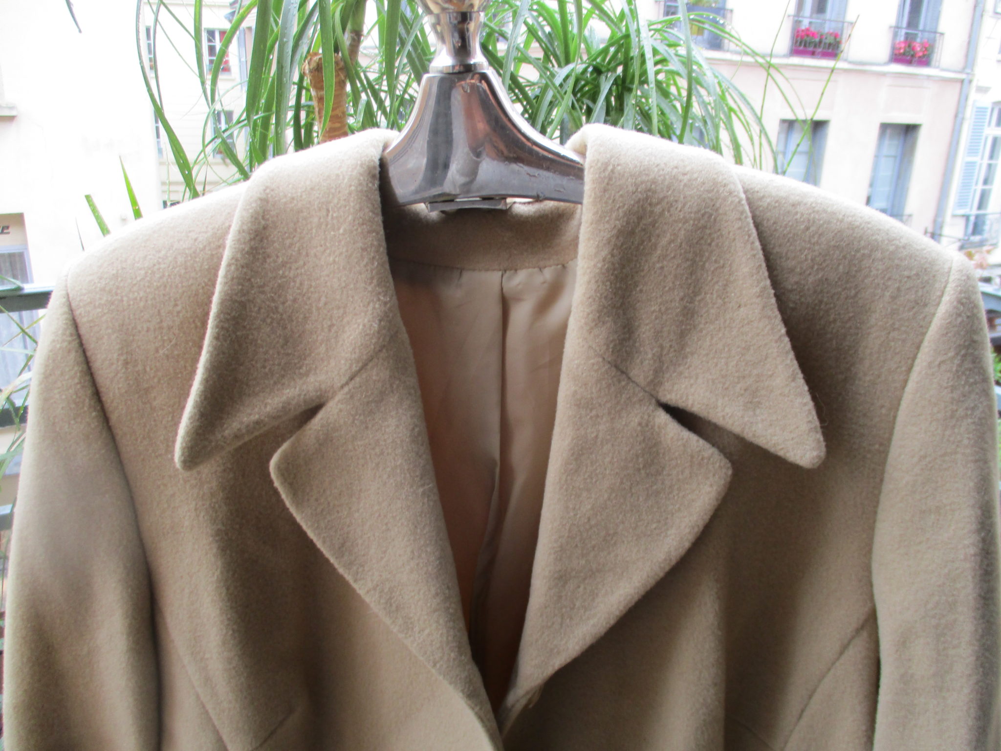 Tailored beige jacket with wide collar