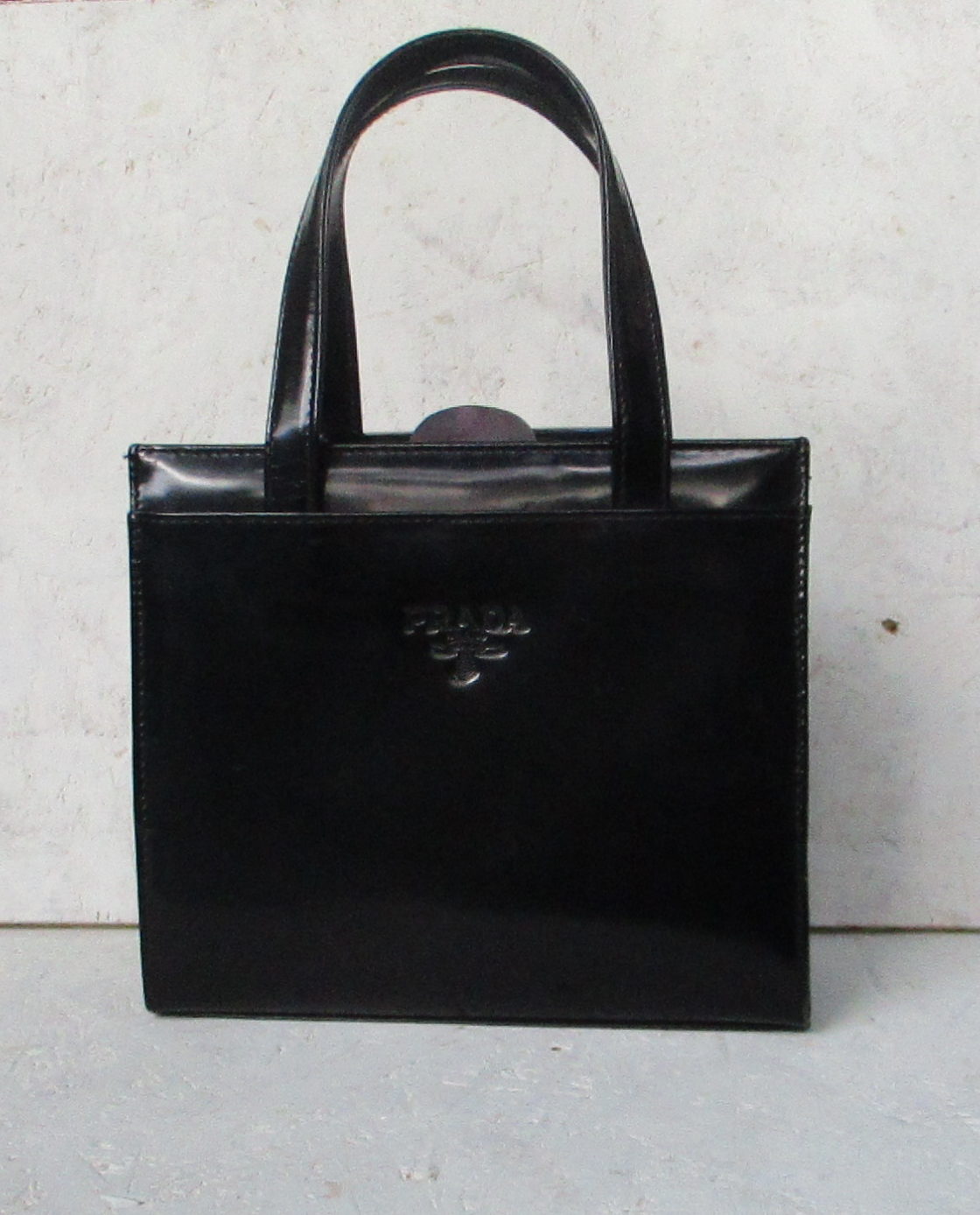 Handbag in black vernice metal leather