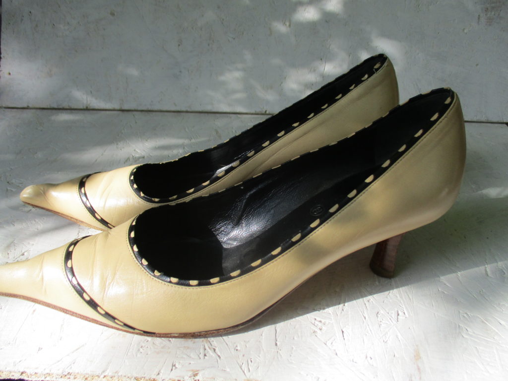 Chanel cream shoes kitten heels with black stitching details size 37
